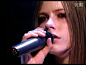 Avril——《Knockin' On Heaven's Door》，艾薇儿翻唱经典英文歌曲《敲响天堂之门》柏林现场，无论从哪个角度看都那么美美的～