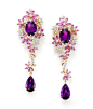 印度的著名珠宝品牌Ganjam在2013年全新推出Le Jardin珠宝系列。这次Ganjam的设计师为了使珠宝更具有光泽感，在Le Jardin珠宝系列中大量运用了充满活力的粉色宝石和钻石，还有紫水晶、白珍珠等。每一件珠宝在粉色宝石的衬托下都将大自然的美丽展现的淋漓尽致。@北坤人素材