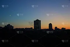 日落时一座大城市的全景剪影。基辅,乌克兰