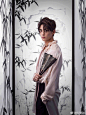 #吴磊# @吴磊LEO 惊蛰曝古风大片，水墨画风映衬下一席白衣手拿折扇，剑眉星目凝望镜头，玉立风姿恰是翩翩少年郎#吴磊沙海黎簇# #吴磊斗破苍穹萧炎# ​​​​
