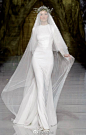 Atelier Pronovias 2014年婚纱新品系列，以白色梦幻、永恒优雅、高贵浪漫等多种风格创造独一无二的华丽婚纱礼服。