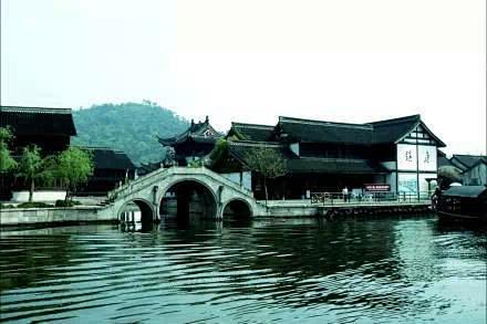 我愿化身石桥，只为等你从桥上过。