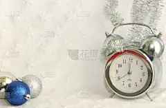 新年和圣诞节背景, 祝贺, 卡, 广告, 海报和横幅, 杂志和报纸。银钟在金丝和圣诞球.
