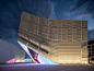 韩国首尔一座无窗户的建筑百乐达斯娱乐广场 The Imprint by MVRDV - 灵感日报 :   荷兰著名建筑设计公司MVRDV的作品永远带着试验色彩，总会在某些点上格外突出、夸张。这座娱乐建筑并不需要在外墙上开窗，为了避免墙面的“空荡荡”，MVRDV就将周边建筑的立面投影映射到外墙上，或者说……“画”到外墙上。之后又将建筑外墙“软化”…