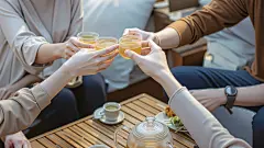 常规内容-人物系列写实感聚会喝茶图片