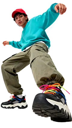 人物系列写实感一个跳街舞的男生仰视图片