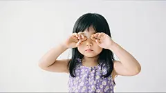 常规内容-人物系列实景感小女孩揉搓双眼图片